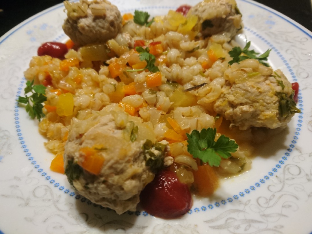 Перловка с тефтельками и тыквой