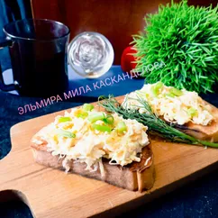 Сырная закуска на тостах