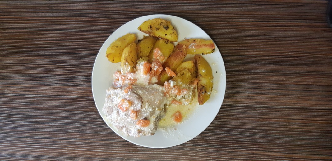 Картошка по деревенски и куриные бедра в сметане