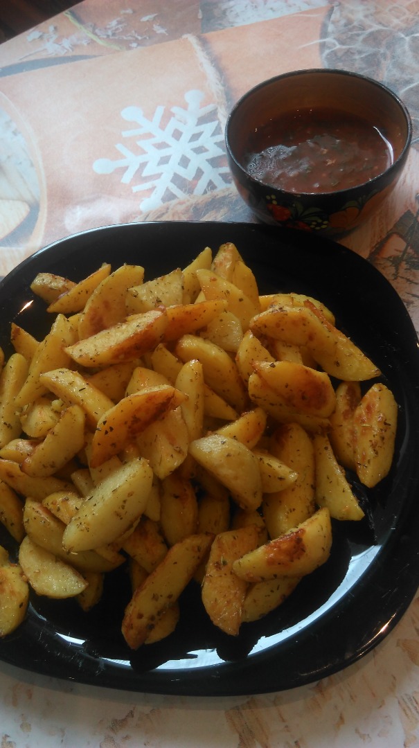 Картофель молодой, запеченный дольками