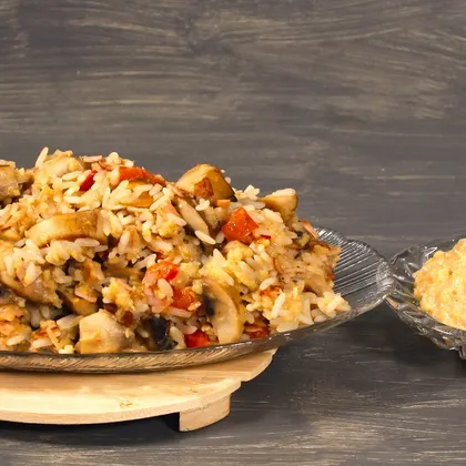 Манговый соус и блюдо с ним: рис с овощами и карбонадом