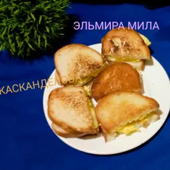 Сэндвич с яичницей и сыром 