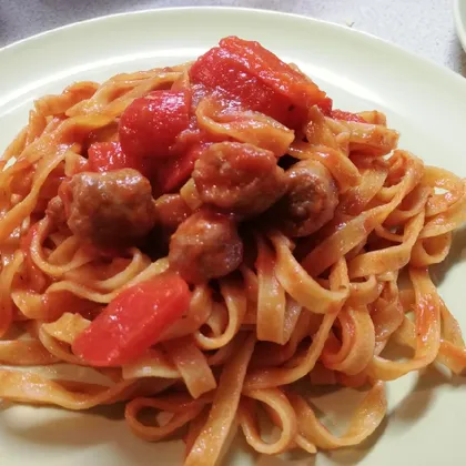 Итальянская кухня: Тальятелле в томатном соусе и с сальсиччей