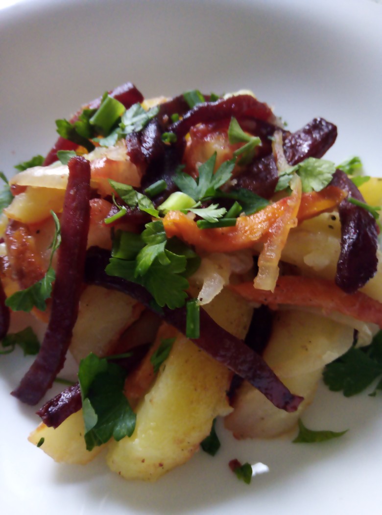 Жареная картошка с овощами и специями – пошаговый рецепт приготовления с фото