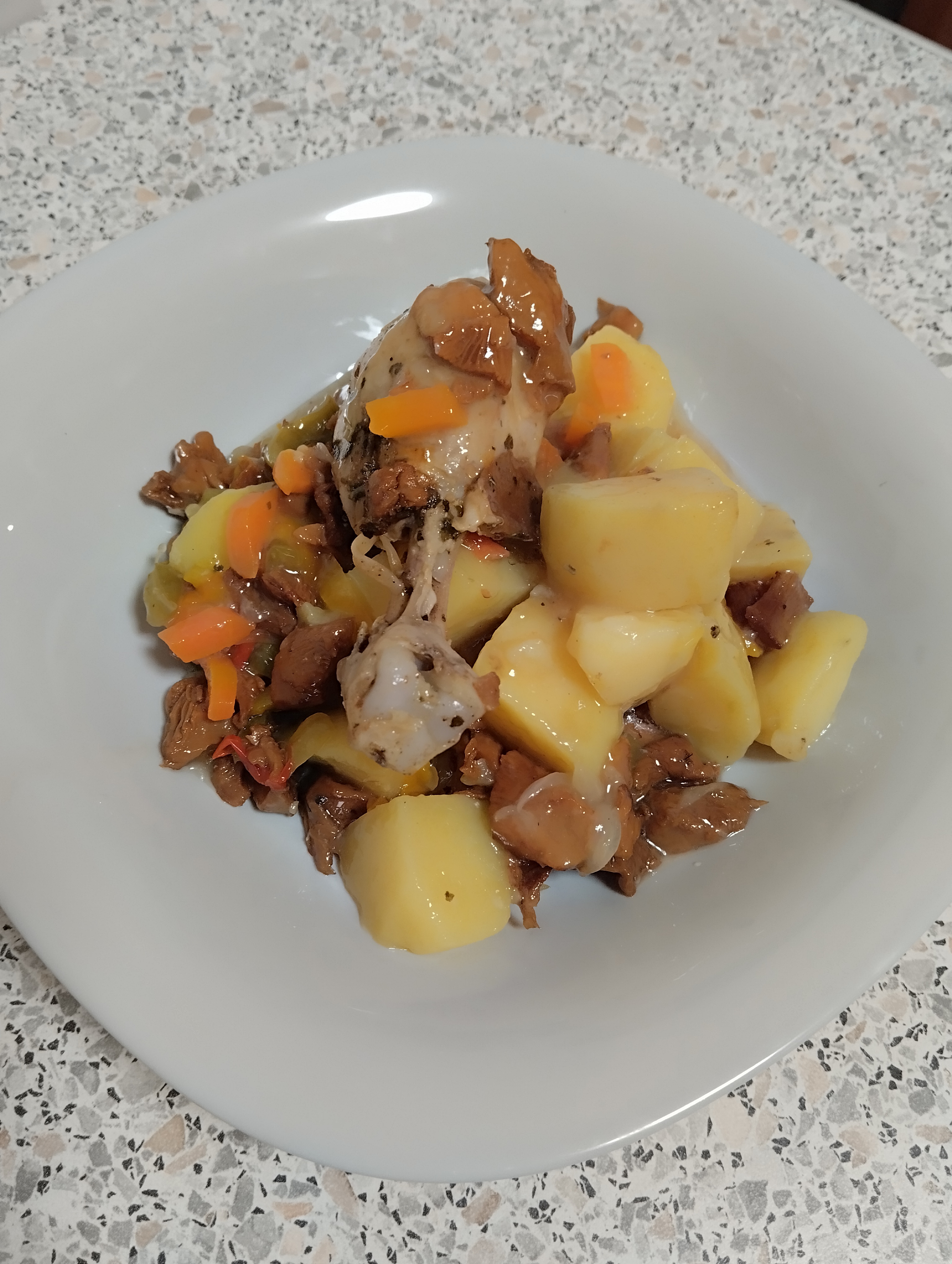 Куриные голени с лисичками и овощами