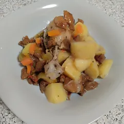 Куриные голени с лисичками и овощами