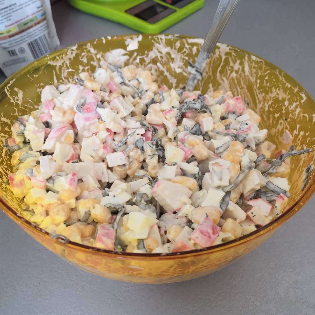 салат из кальмаров с крабовыми палочками и кукурузой рецепт | Дзен