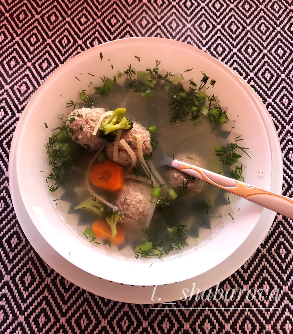 Детский суп с фрикадельками и вермишелью