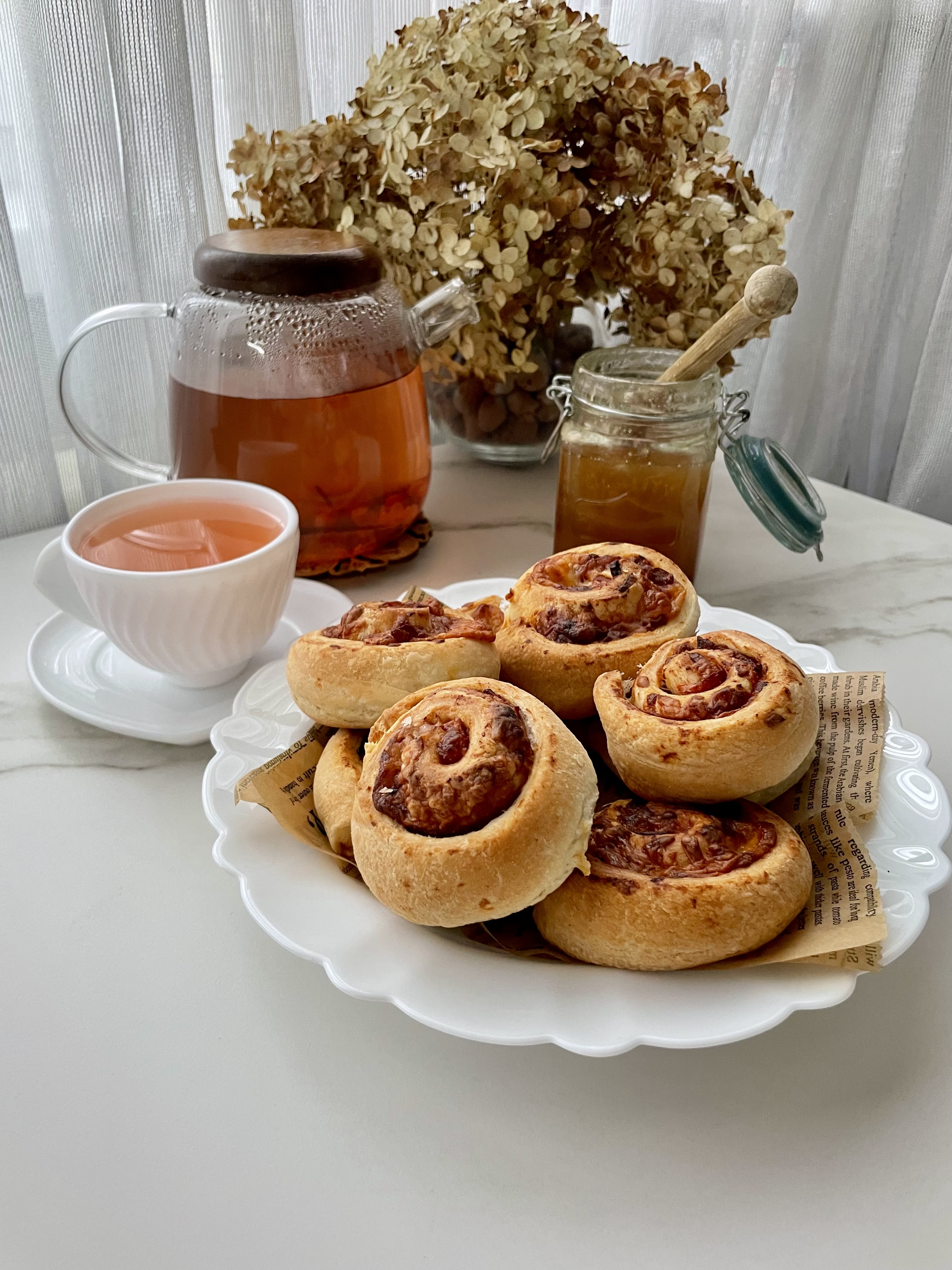 Булочки с колбасой и сыром