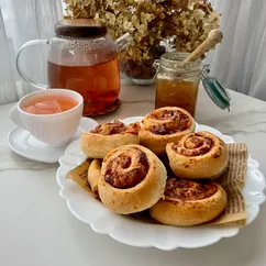 Булочки с колбасой и сыром 