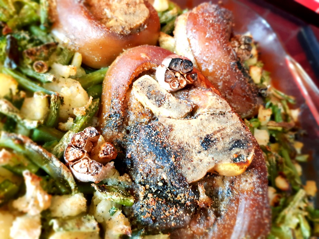 Рулька свиная с овощами