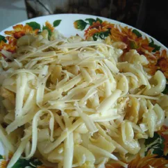 Макароны с яйцами и сыром