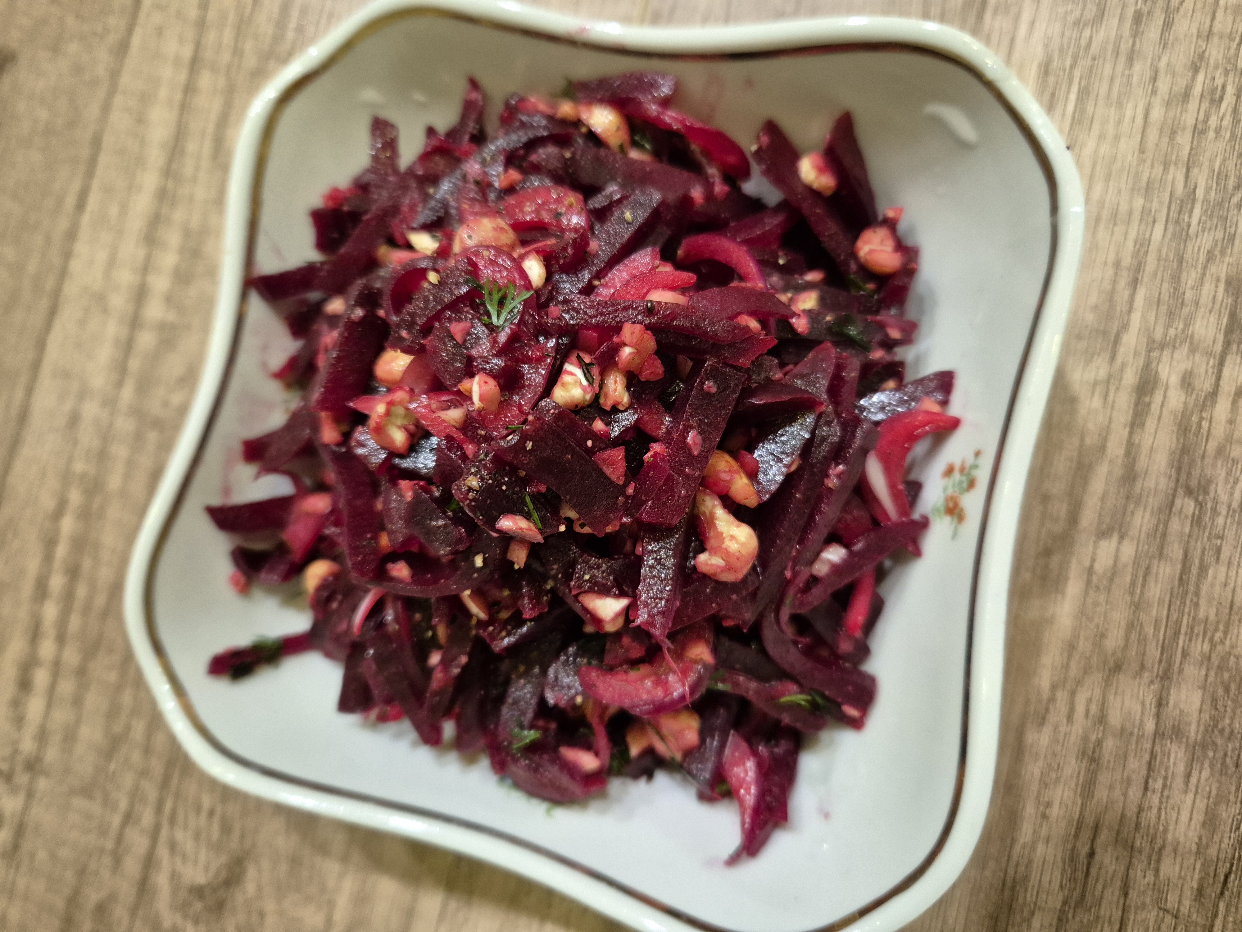 Постный салат со свеклой и орехами 