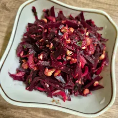 Постный салат со свеклой и орехами 