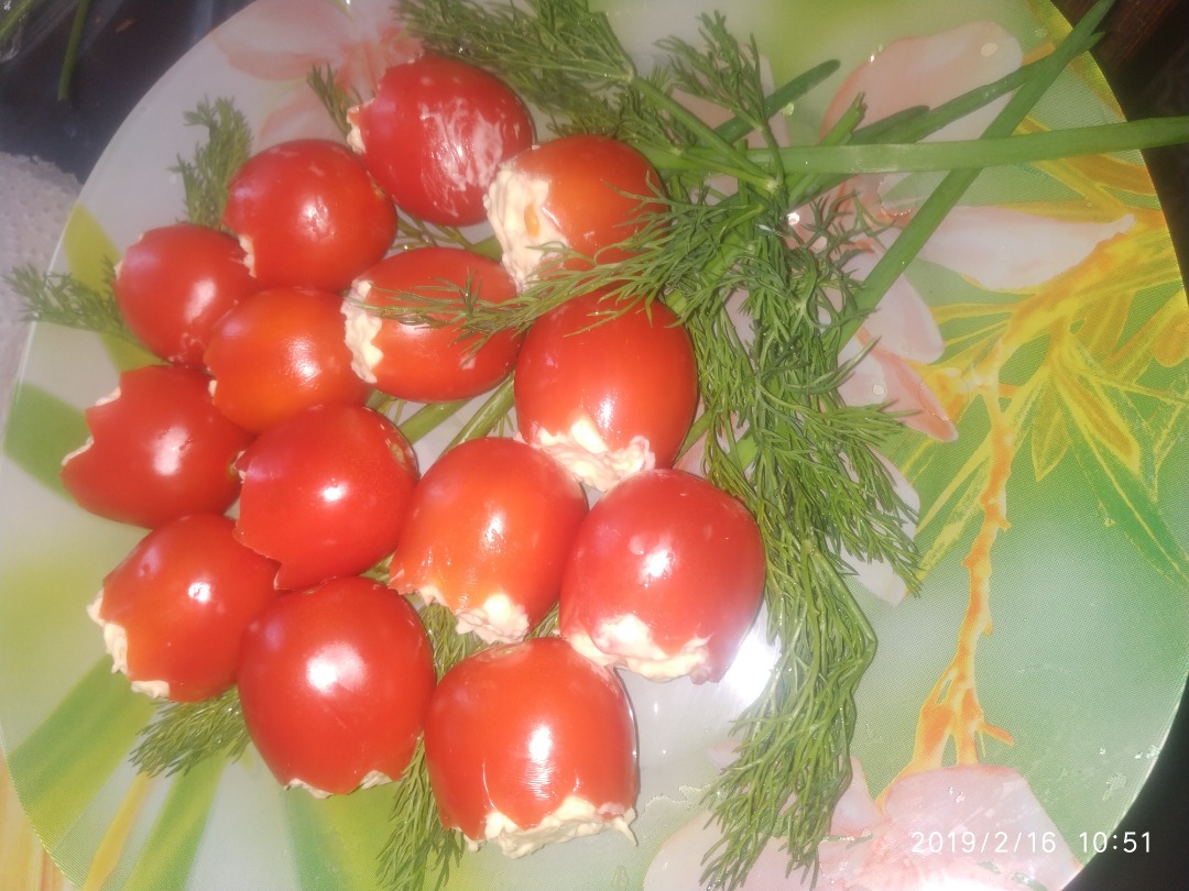 Закуска «Тюльпаны» из помидоров, рецепт с фото. Готовим помидоры фаршированные сыром и чесноком.