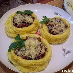 Корзинки из картофеля с грибами и ветчиной