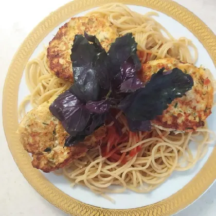 Вкусные спагетти с куриными котлетками