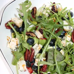 Салат с голубикой и орехами пекан 