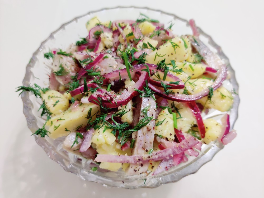 Салат из картофеля, сельди и красного лука