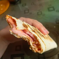 Лаваш с колбасой и сыром на сковороде