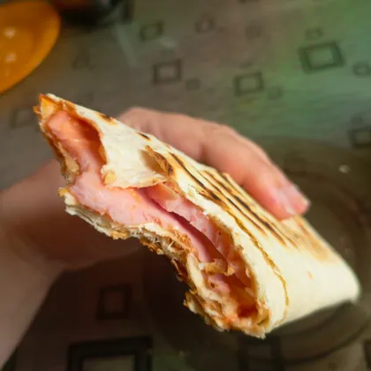 Лаваш с колбасой и сыром на сковороде 