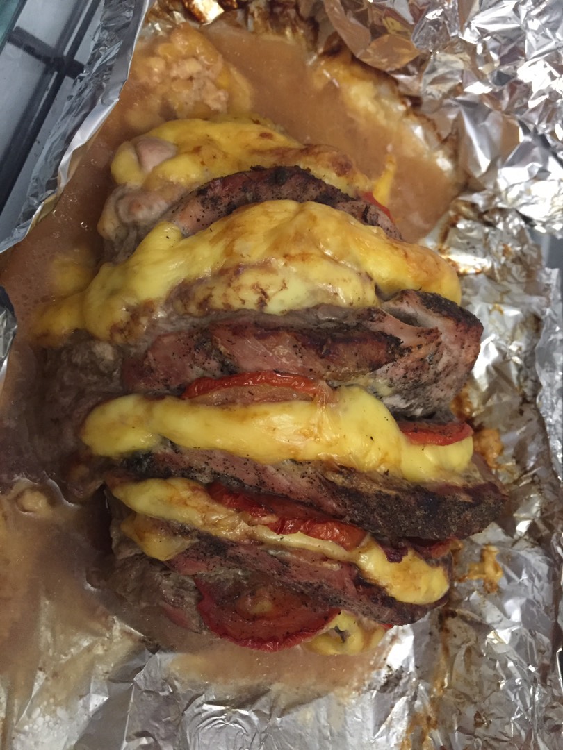 Свинина с сыром и помидорами