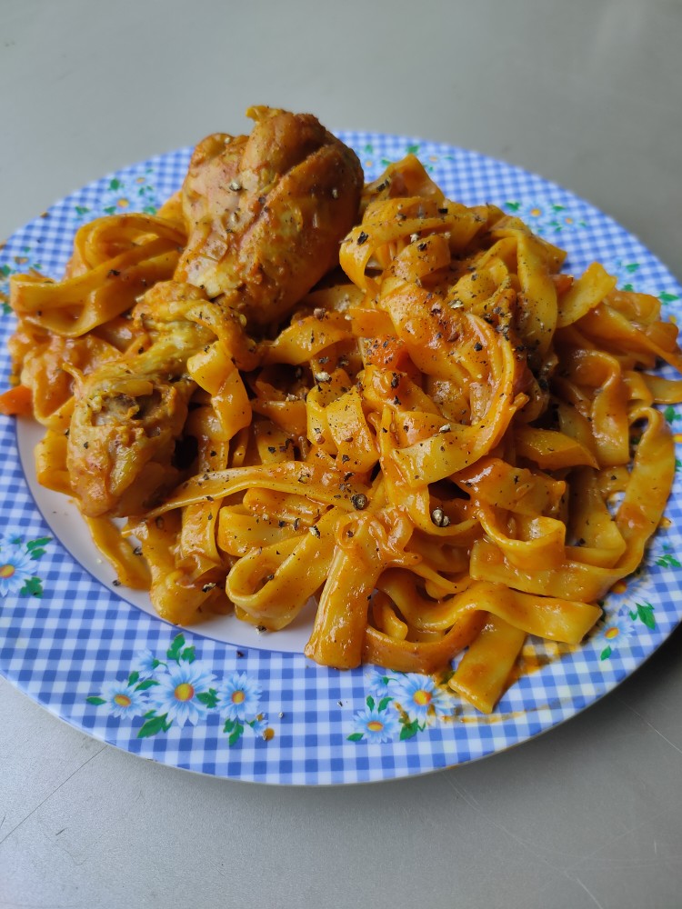 Макароны с курицей и овощами