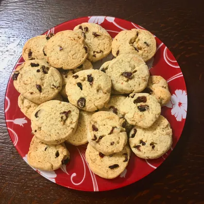 Сахарное печенье с клюквой и грецким орехом