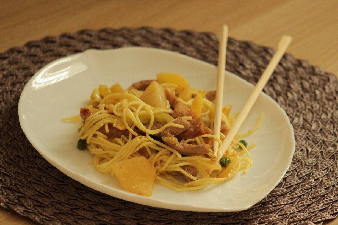Мясо по-тайски с яичной лапшой