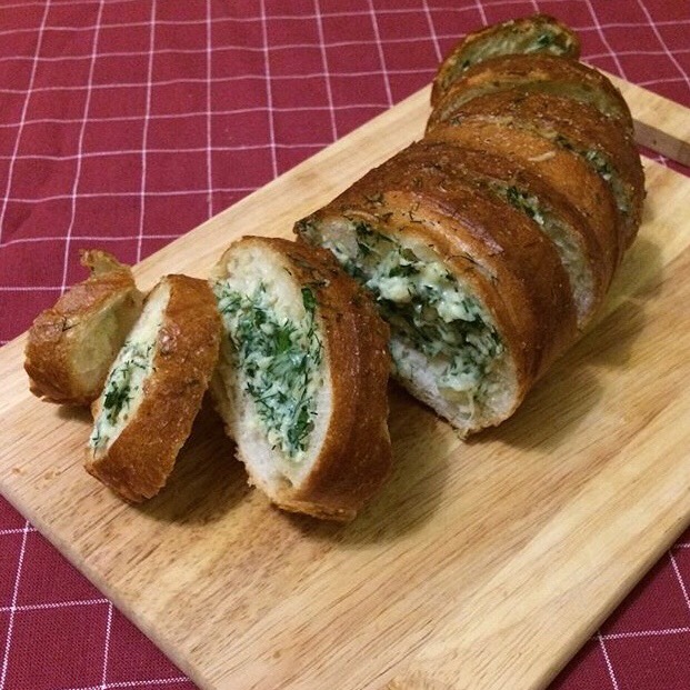 Батон с сыром, зеленью и чесноком
