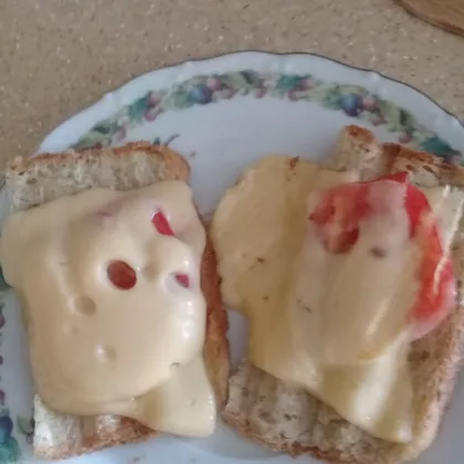 Легкие бутербродики с сыром и помидоркой на гриле