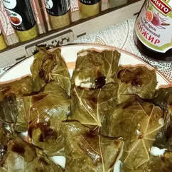 Долма из виноградных листьев