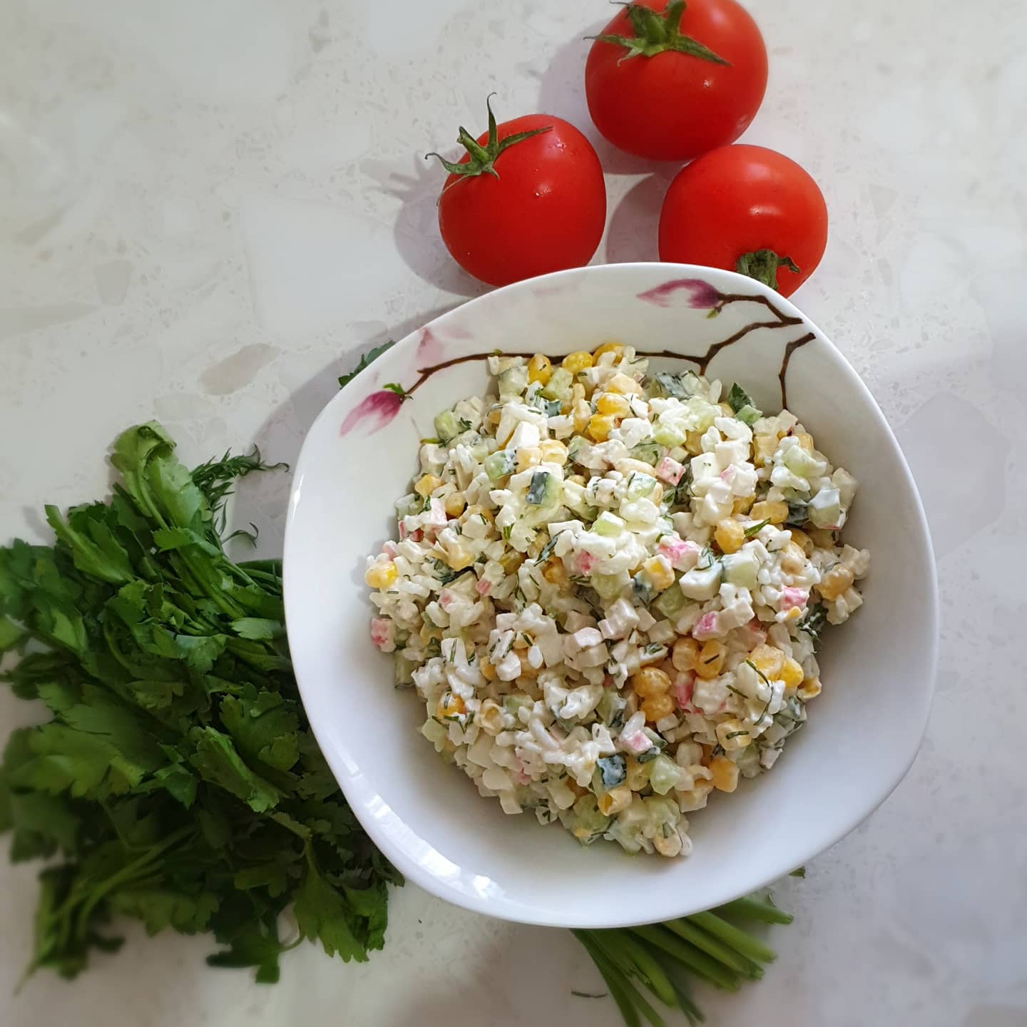 Салат с кукурузой, рисом и крабовыми палочками – пошаговый рецепт приготовления с фото
