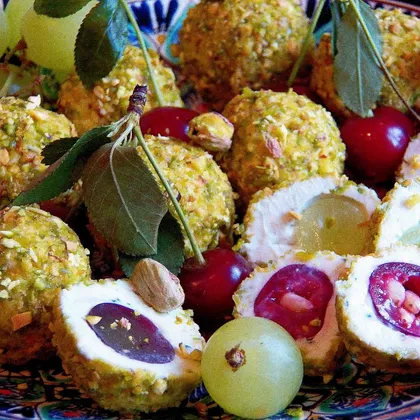 Сырные шарики с вишней, виноградом и орехами