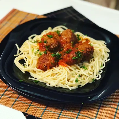#быстровкусно #макаронысподливой Спагетти с фрикадельками в томатном соусе