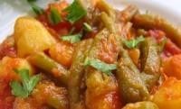 Тушеная с помидорами стручковая фасоль