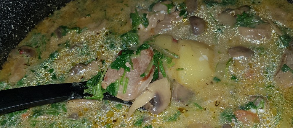 Соус с мясом индейки и плавленым сыром