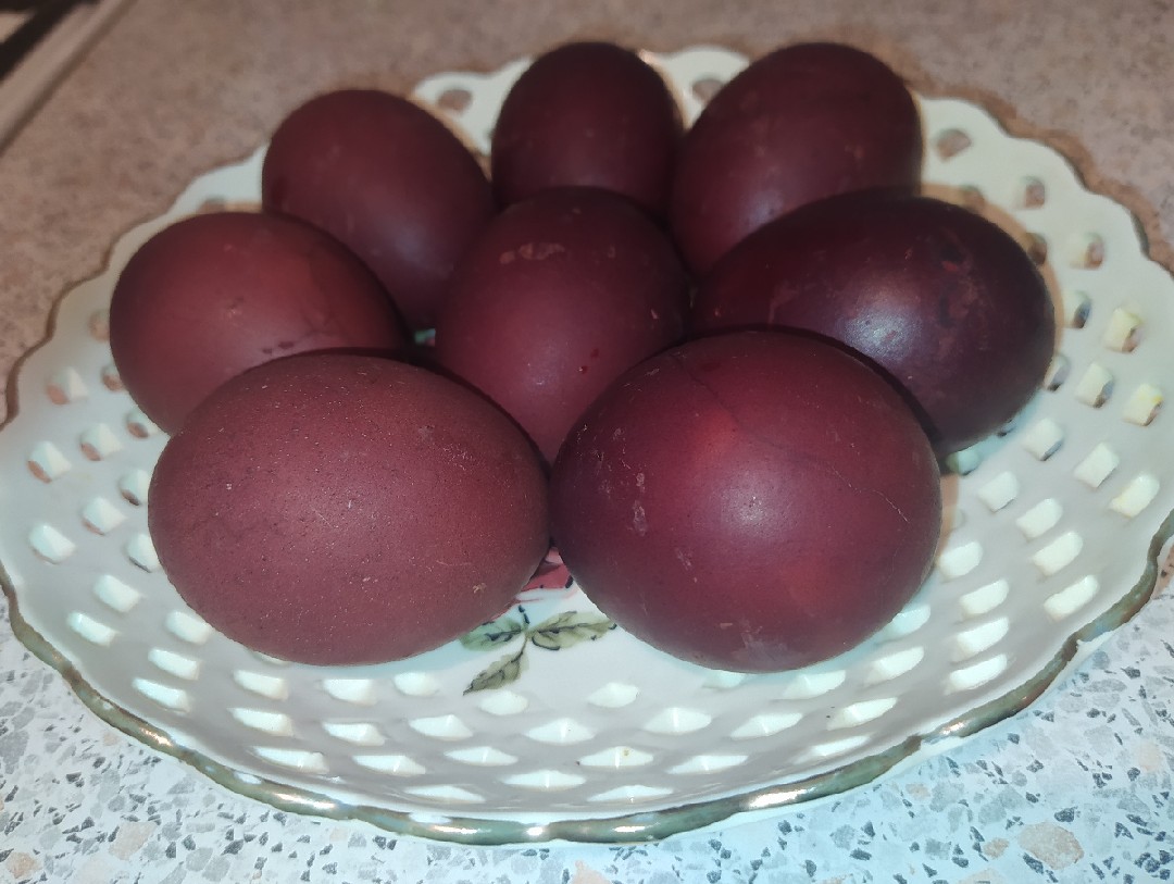 Пасхальные яйца крашеные в луковой шелухе