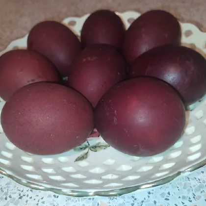 Пасхальные яйца крашеные в луковой шелухе