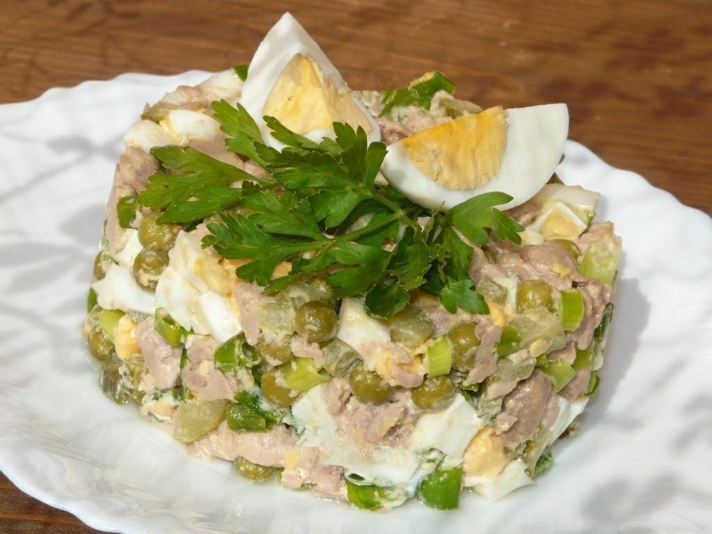 Порционный салат с печенью трески
