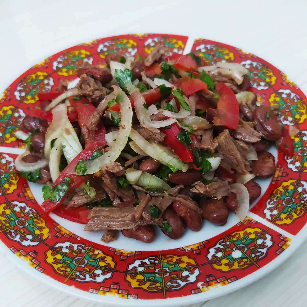 Салат «Тбилиси» с красной фасолью и говядиной
