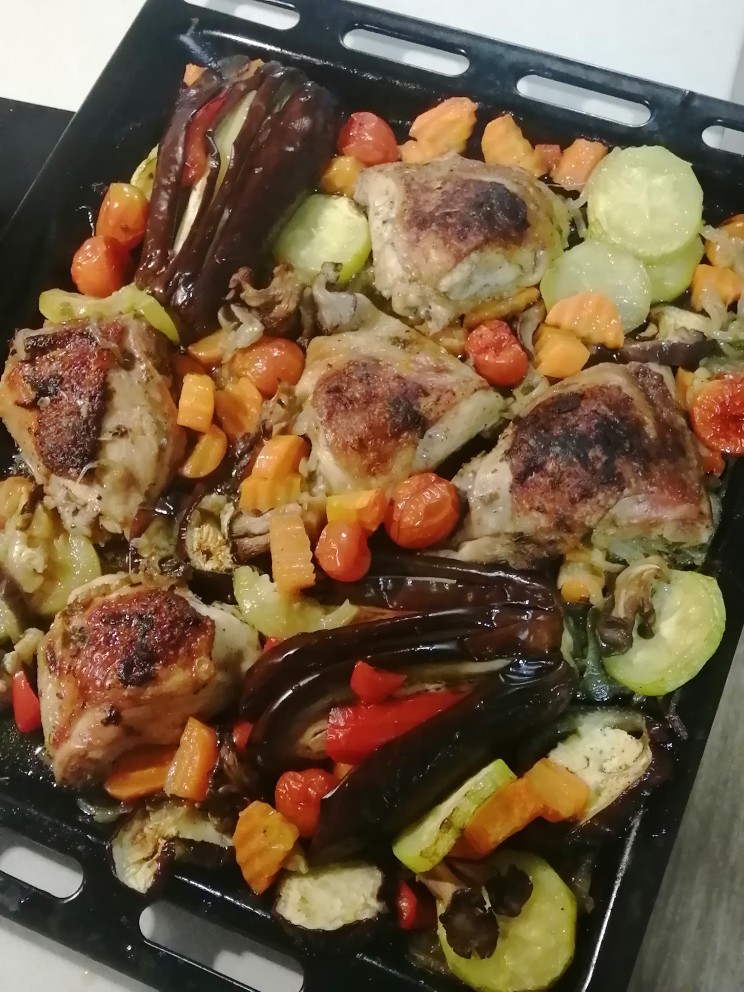 Куриные бедра под маринадом с овощами
