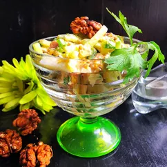 Куриный салат с огурцом и грецким орехом