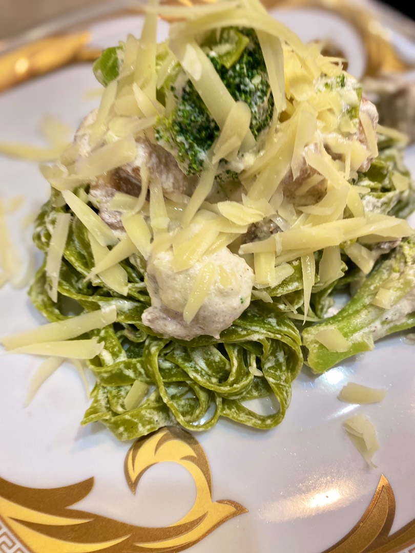 Паста с курицей (индейкой), шампиньонами и брокколи