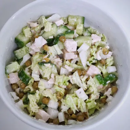 Лёгкий салат с куриной грудкой и зелёными овощами