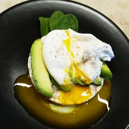 Яйцо пашот с авокадо