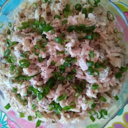 Салат с рыбными консервами, рисом и солёным огурцом