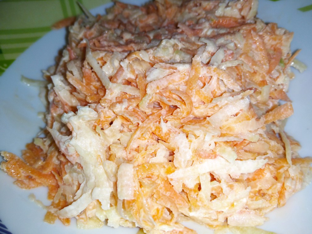 Салат с редькой и капустой