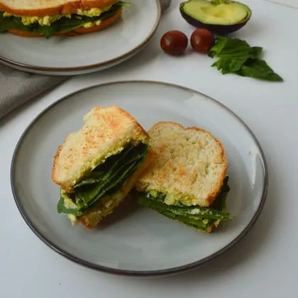 Легкий сэндвич с яйцом и авокадо
