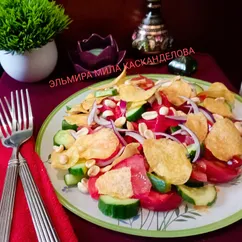 Овощной салат с чипсами и арахисом